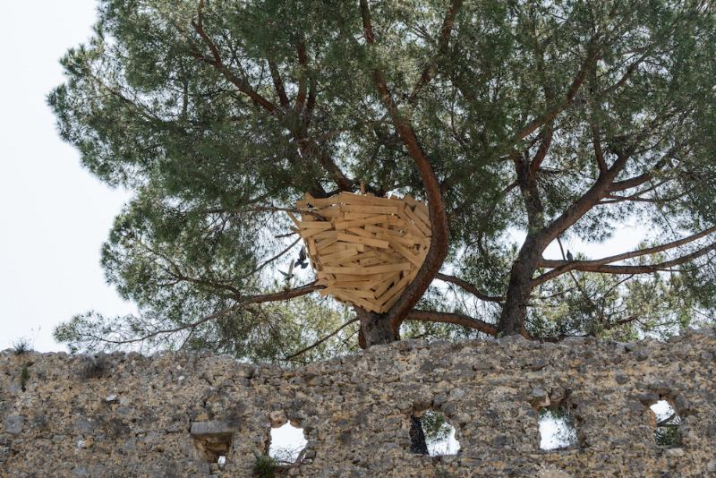 Rhinocéros sculpté en bois moderne et minimaliste, lignes épurées, texture naturelle visible